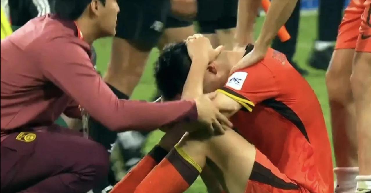 球员受伤离场，犯规引发热议