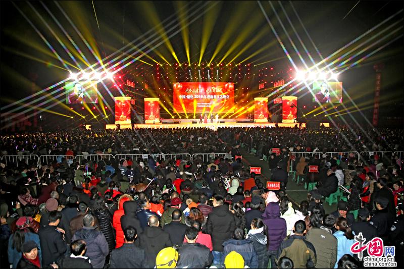 球迷狂热庆胜跨年，欢乐气氛弥漫球场的简单介绍