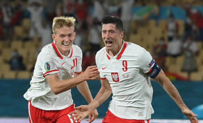 瑞典逆转美国，莱万带队取胜